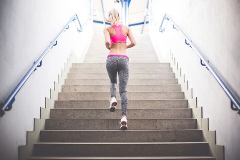 Alergarea pe scări este o modalitate excelentă de a scăpa de excesul de greutate. 