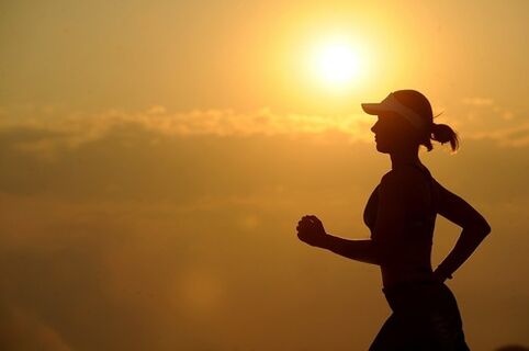 Puteți alerga pentru a pierde în greutate nu doar dimineața, ci și seara. 