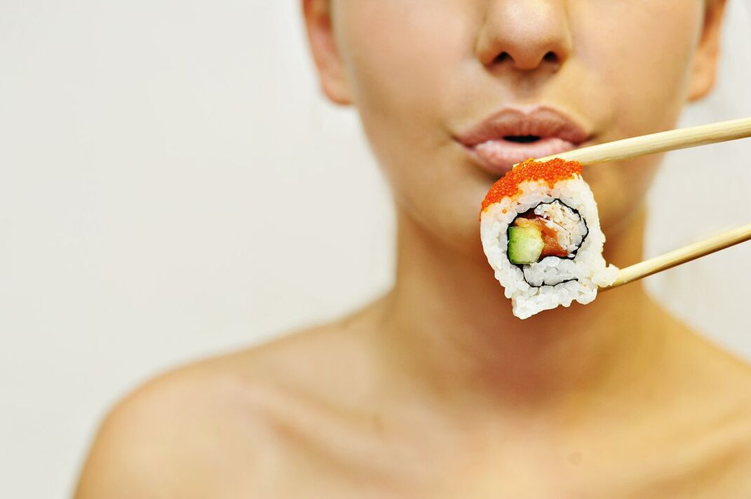 mâncând sushi pe o dietă japoneză