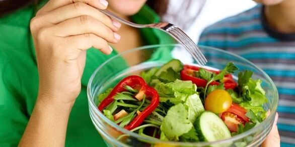 Consumul unei salate de legume cu o dietă fără carbohidrați pentru a atenua senzația de foame