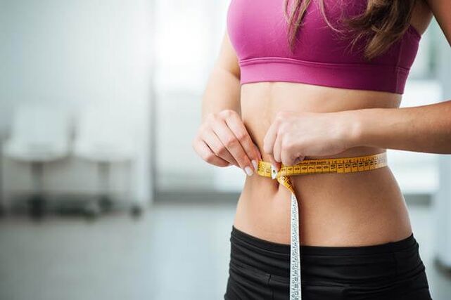 Rezultatul pierderii în greutate cu o dietă săracă în carbohidrați, care poate fi menținută printr-o ieșire treptată