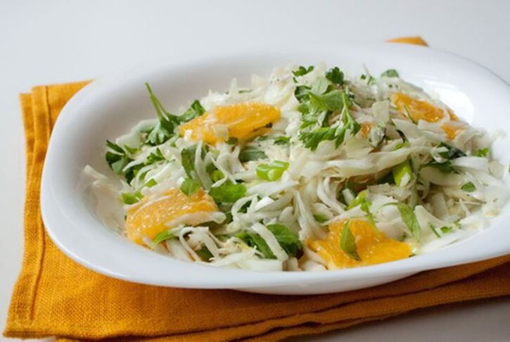 Salată chinezească de varză, portocale și mere - un preparat cu vitamine pentru o dietă cu conținut scăzut de carbohidrați