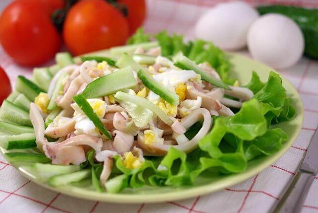 Salată de calamari cu ouă și castraveți pe o dietă săracă în carbohidrați